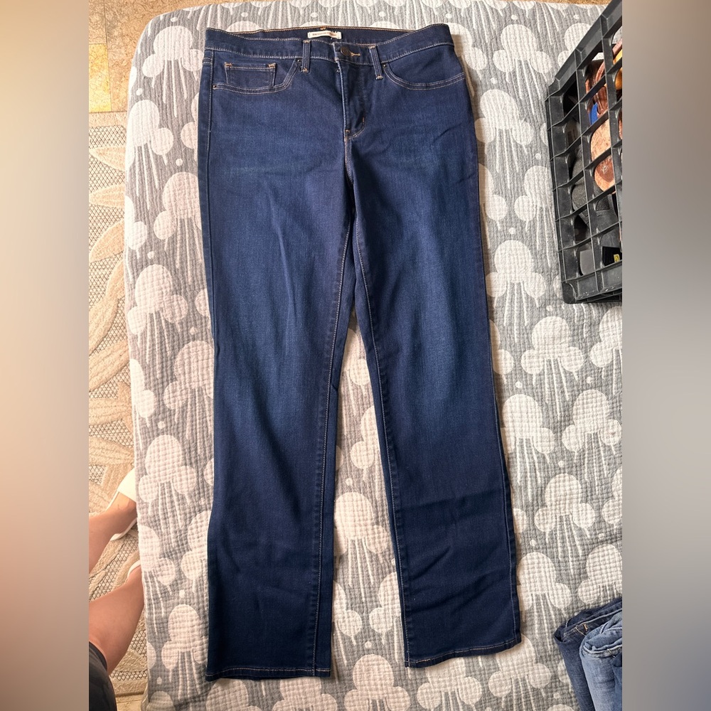 Levi’s 314 Shaping Straight Jeans – Dark Wash  Size 31